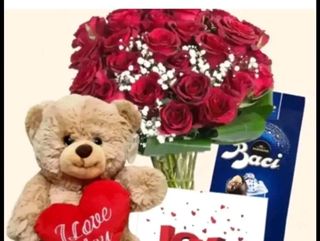 30 rose rosse con pelushe grande biglietto e baci perugina