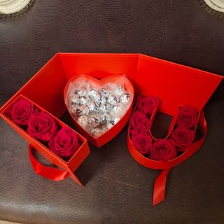 flower box quadrata con rose fresche rosse e baci perugina