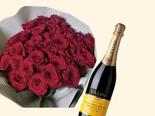 50 rose rosse compatte medie , bottiglia valdo prosecco in omaggio