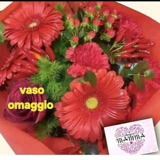 bouquet rosso. biglietto e vaso omaggio