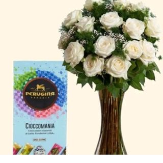 24 rose bianche con cioccolatini