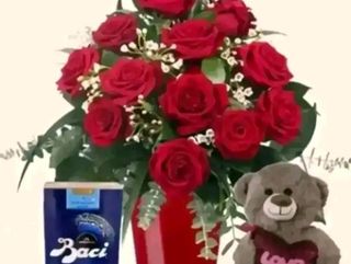 12 rose rosse con pelushe piccolo e baci perugina