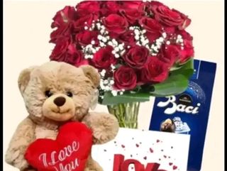 30 rose rosse medie con nebbiolina con pelushe grande e scatola baci perugina.  biglietto love e palloncino omaggio