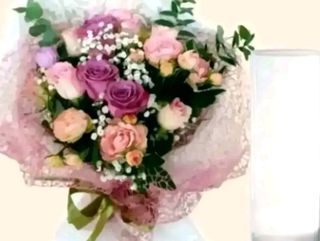 bouquet sulle tonalità del rosa fuxia con vaso