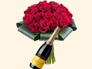 30 rose rosse  medie  con foglie d aspidistra rivoltate con bottiglia di prosecco in omaggio