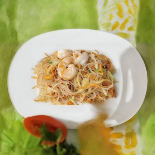 32. Spaghetti di riso con gamberi