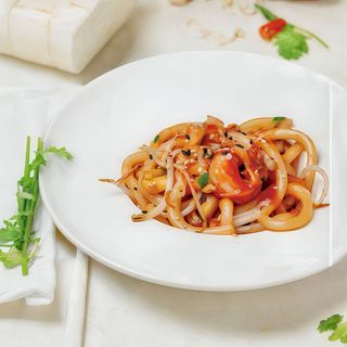 23. Spaghetti di udon saltati con gamberi