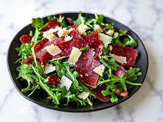 Insalata con bresaola, rucola, grana ed insalata mista