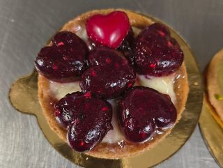 Crostatina con crema pasticcera e cuori ai frutti di bosco