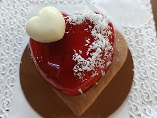 Cremoso al cocco e cioccolato fondente glassato al lampone di cuore