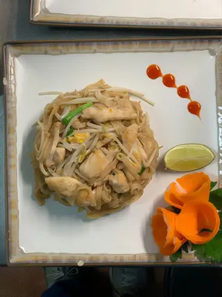 1. Pad thai gai