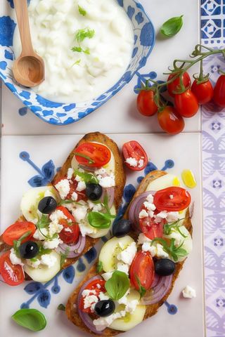 Bruschette kebab e salsa greca