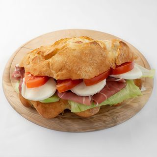 Panino crudo di Parma mozzarella pomodoro lattuga