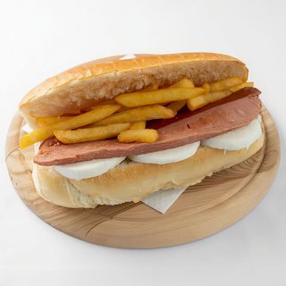 Panino con wurstel, patate fritte e mozzarella