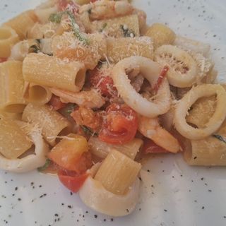 Mezze maniche con gamberi e calamari 