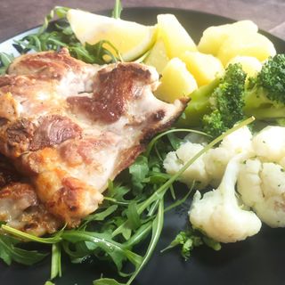 Coscia di pollo sulla piastra con Contorni 