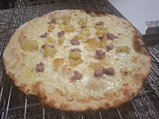 Pizza patate e salsiccia