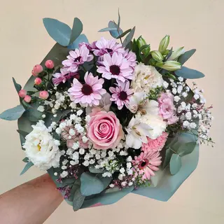 Bouquet misto fiori di stagione medio bianco/rosa