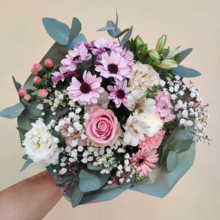 Bouquet misto fiori di stagione medio  bianco/rosa