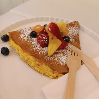 Crepes con crema pasticcera e frutta fresca