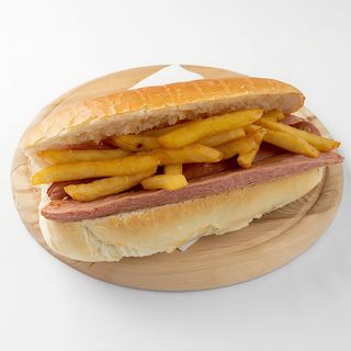 Panino con wurstel  e patate fritte