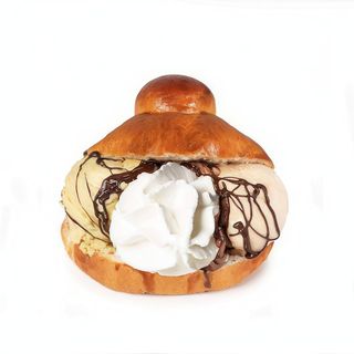 Brioche con gelato alla crema di nonna Elide, Nutella e panna prodotta