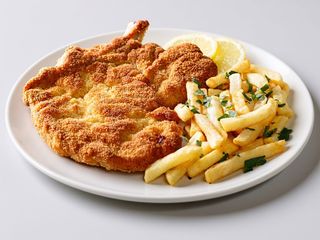 Cotoletta impanata con patate fritte