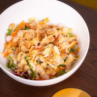 Fish salad con gamberi e salsa rosa