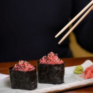 Gunkan con tartare di tonno e sesamo