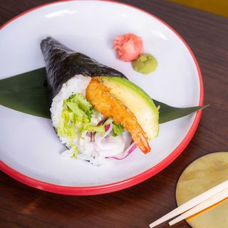 Temaki di camaron con avocado e insalata