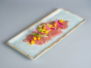 Carpaccio di tonno, mango e petali di tropea