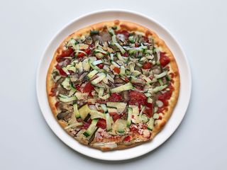 Pomodoro, mozzarella, zucchini, daterino, melanzane e origano