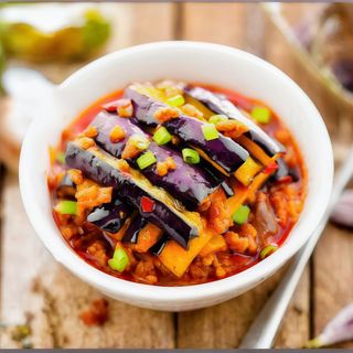 Melanzane con fiamelle fritte e carne in agro piccante 紫金茄子