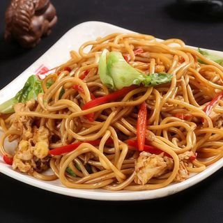 Noodles dello chef saltati con verdure e uovo. 什菜炒鲜面