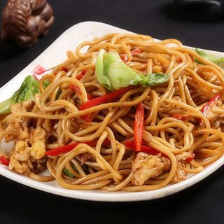 Noodles dello chef saltati con verdure, uovo e gamberi 虾仁炒鲜面