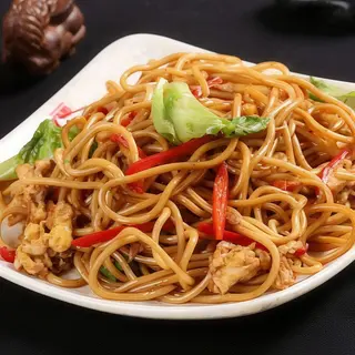 Noodles dello chef saltati con verdure, uovo e vitello 牛肉炒鲜面