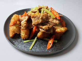 Vitello con fiamelle fritte in salsa agro piccante 紫金牛肉