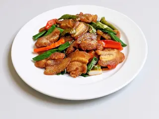 Pancetta di maiale saltato con peperoncino 回锅肉