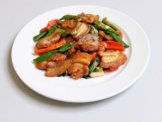 Pancetta di maiale saltato con peperoncino 回锅肉
