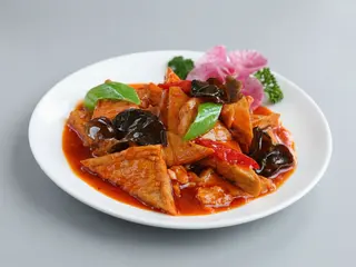  Tou-fu fritto con carne macinata e verdure piccante 家常豆腐
