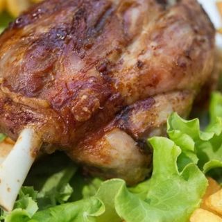 Stinco di maiale con purè o con fagioli in umido