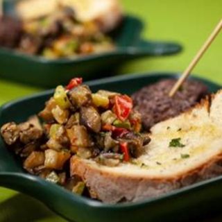 Hamburger di manzo con verdure grigliate 