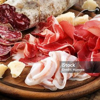 Tagliere di salumi tipici con focaccia