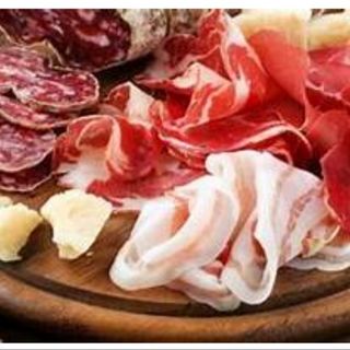 Tagliere di salumi  formaggi con focaccia