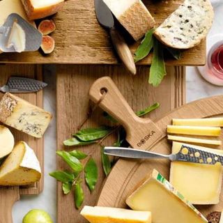 Tagliere di formaggi misti con focaccia