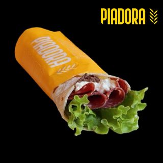 Salame, stracciatella, lattuga e patè di olive