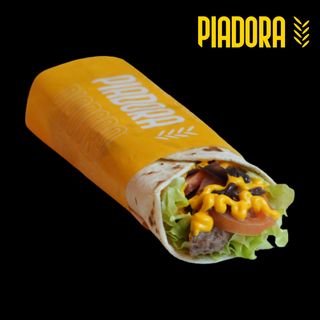 Hamburger*, lattuga, pomodoro fresco, cipolle caramellate e salsa cheddar