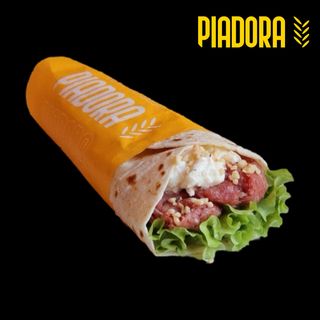 Salsiccia cruda piemontese, stracciatella, lattuga e granella di nocciole