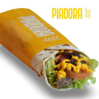 Hamburger*, lattuga, pomodoro fresco, cipolle caramellate e salsa cheddar