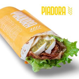 Pancetta grigliata, fior di latte, lattuga e pesto di pistacchi